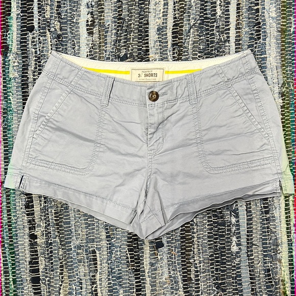 Old Navy Favorite Khakis Perfect 3 1/5” shorts Size 4 low-rise - Picture 1 of 7